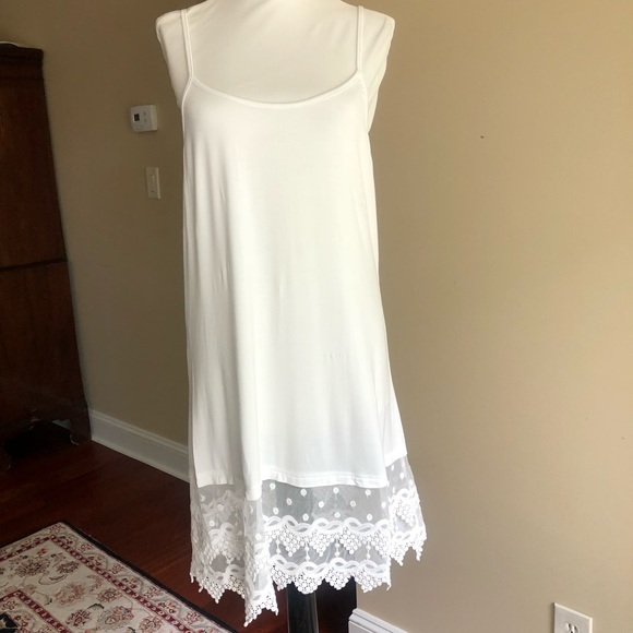 Fashionomics Other - Camisoles in off white
